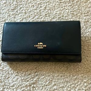 Women’s Coach tri- Fold leather wallet